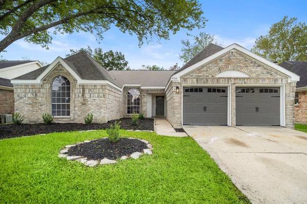 4723 Wynnview DR, Friendswood, TX 77546