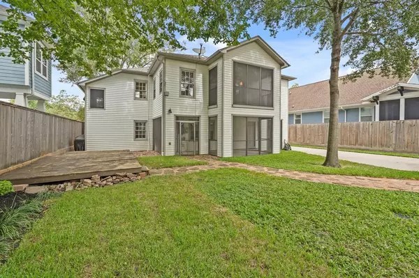 Houston, TX 77008,636 E 12th 1/2 ST