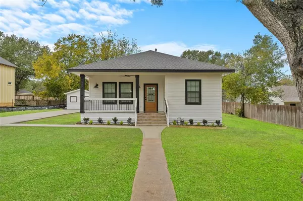 1502 S Jackson ST, Brenham, TX 77833