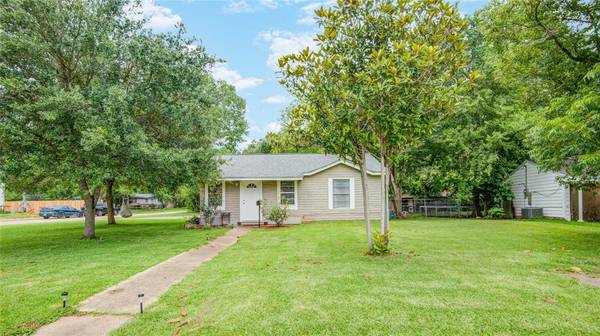 212 Huisache ST, Lake Jackson, TX 77566