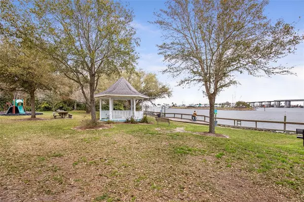 803 Hawthorne RD, Clear Lake Shores, TX 77565