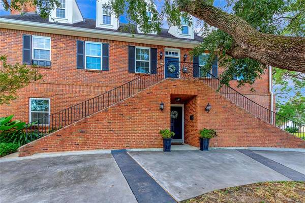 2002 Sea Cove Court CT, Nassau Bay, TX 77058