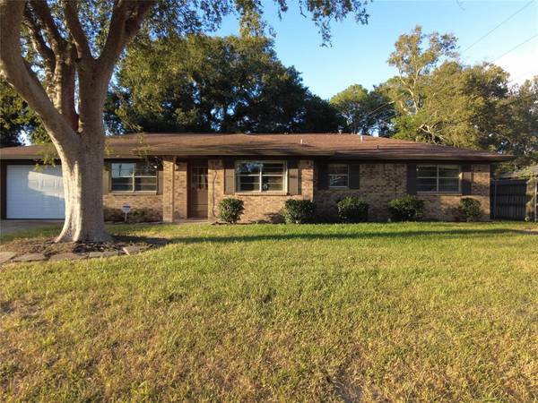 4 S Kaysie ST, Angleton, TX 77515