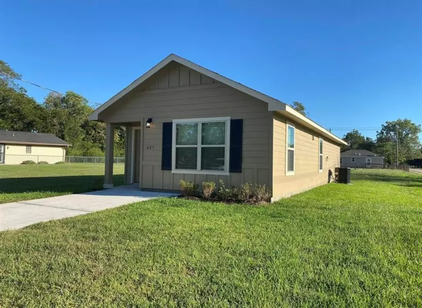 627 W Live Oak, Angleton, TX 77515