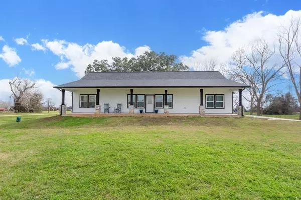 202 Horse Shoe TRL, Angleton, TX 77515