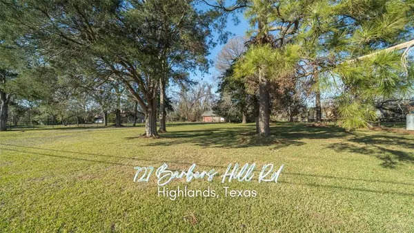 727 Barbers Hill RD, Highlands, TX 77562