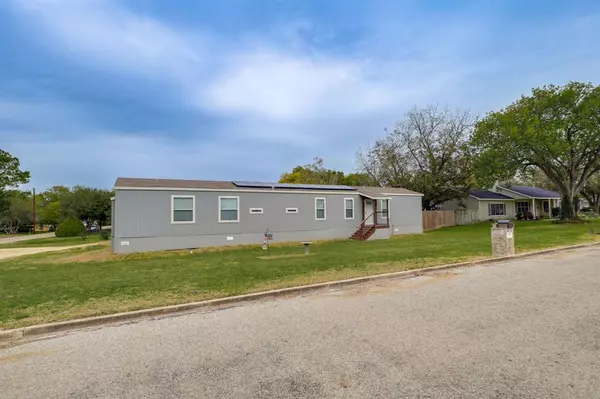 411 Kessler ST, Hallettsville, TX 77964