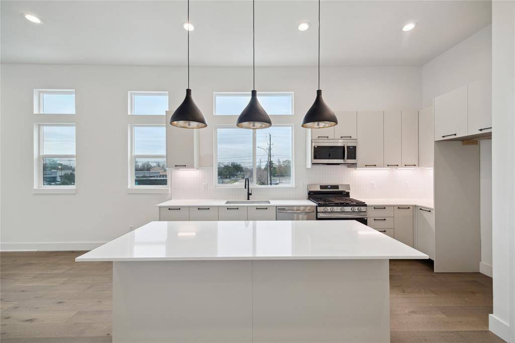303E Marcella ST, Houston, TX 77091
