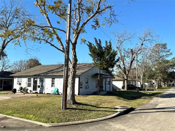 602 S 3rd ST, La Porte, TX 77571