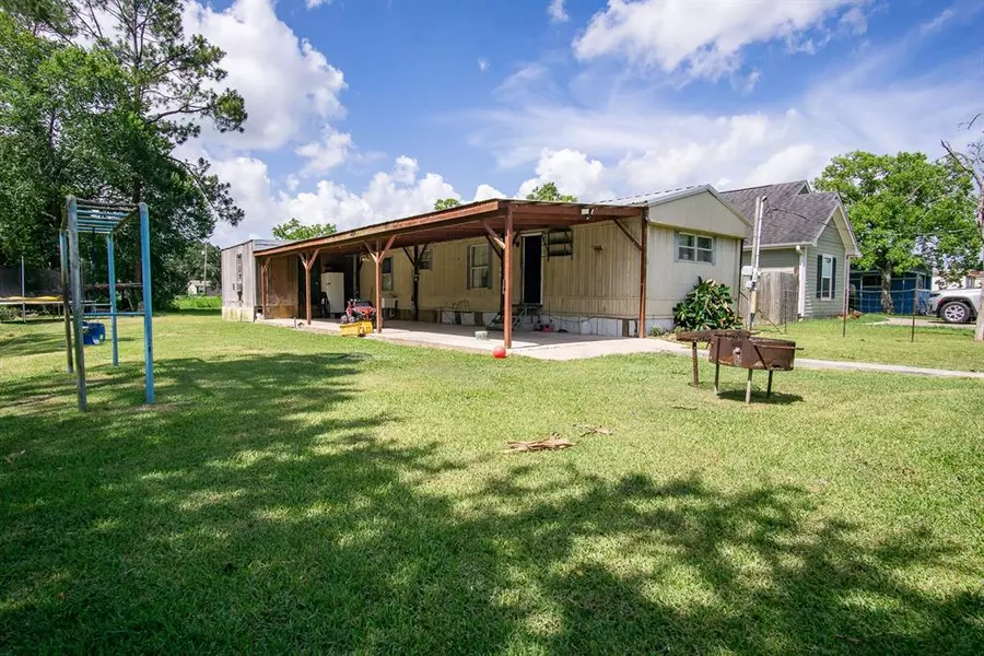 230 W Elm AVE, Winnie, TX 77665