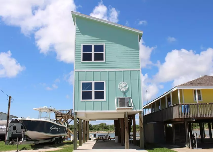 438 St Marys Slough Dr, Matagorda, TX 77457