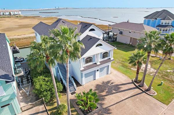 218 Lokai ST, Tiki Island, TX 77554