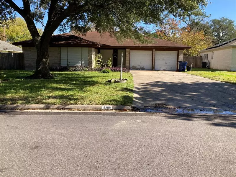 5209 Royal Oak DR, Texas City, TX 77591