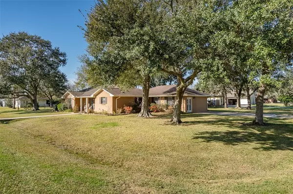 105 Alice ST, Anahuac, TX 77514