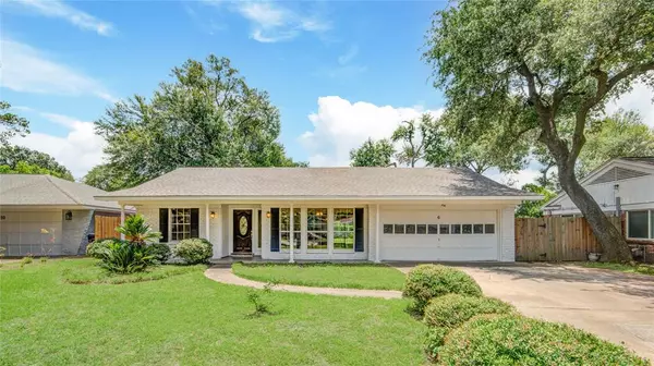 6 Laurenhurst CT, Houston, TX 77043