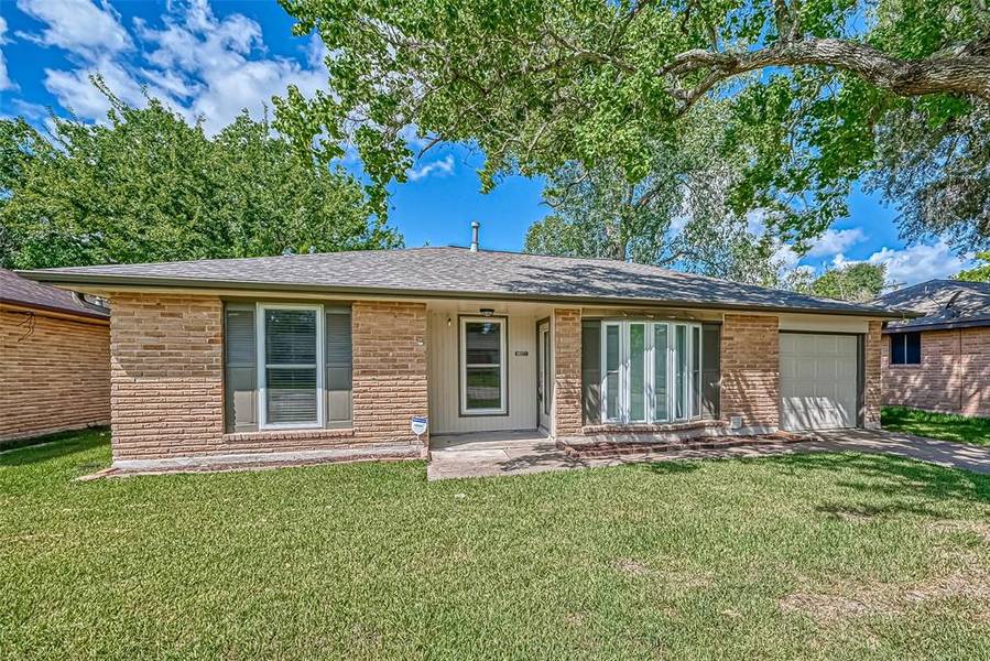 510 Avondale LN, Friendswood, TX 77546