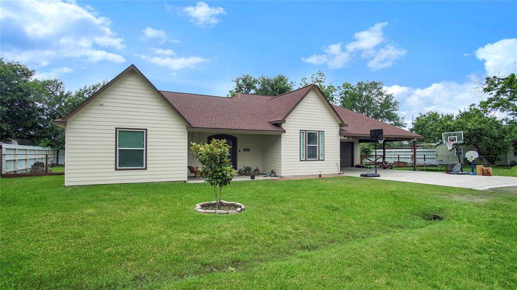 215 Fern LN, Highlands, TX 77562