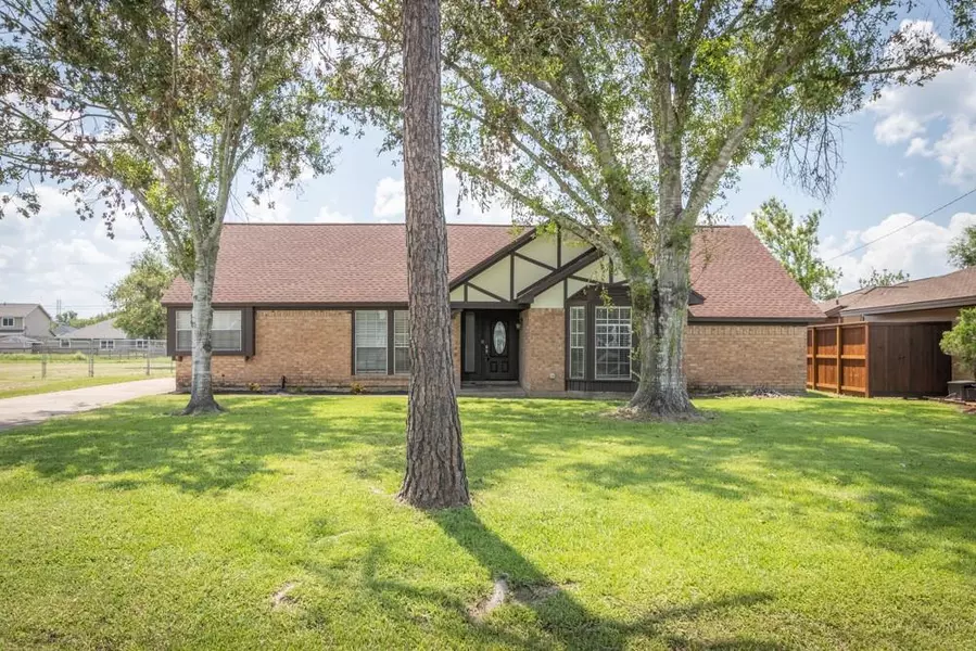 6105 Bending Bough DR, Angleton, TX 77515