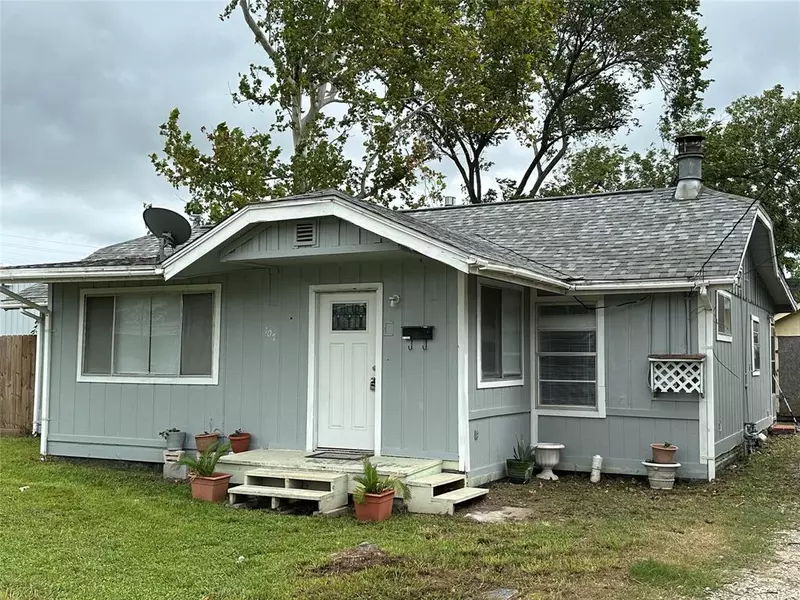 107 Avenue E, Highlands, TX 77562