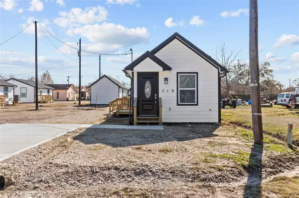 319 W Locus st, Angleton, TX 77515