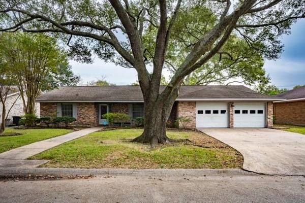 2207 Mockingbird LN, Baytown, TX 77520