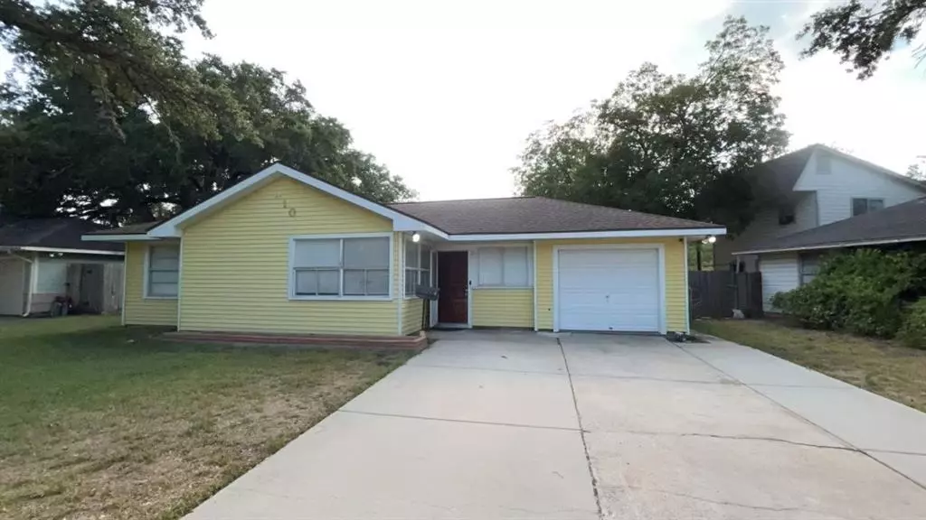 410 Gardenia ST, Lake Jackson, TX 77566