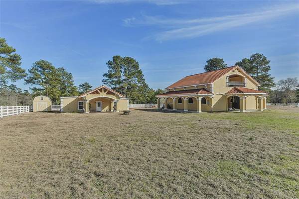 8636 Deer Creek LN, Plantersville, TX 77363