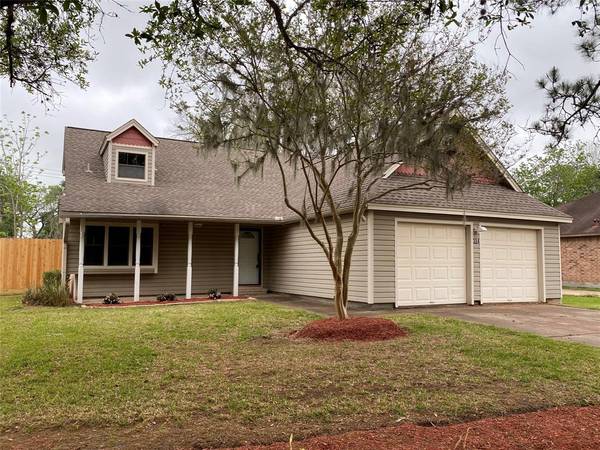 324 Raintree LN, Lake Jackson, TX 77566