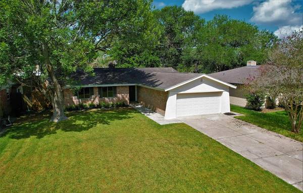 17138 Barcelona DR, Friendswood, TX 77546