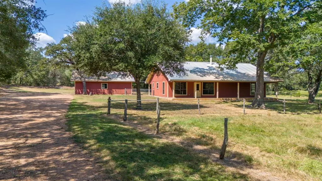 1052 White Loop RD, Columbus, TX 78934