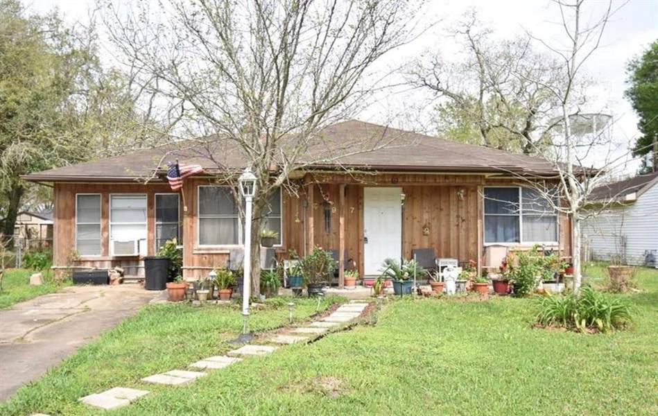 917 Robinhood LN, Angleton, TX 77515