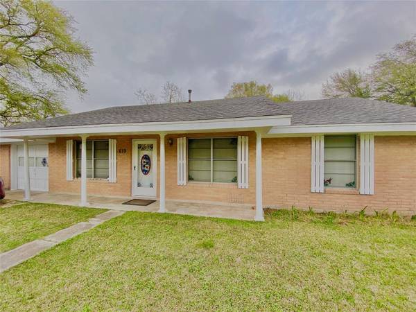 619 Carolyn ST, Winnie, TX 77665