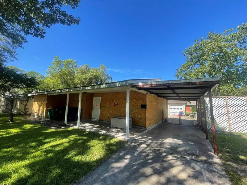 3004 Melody DR, La Marque, TX 77568