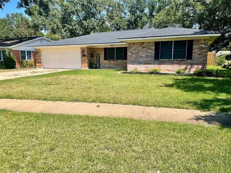 2726 Myatt LN, El Campo, TX 77437