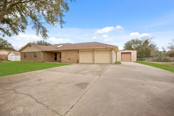 4626 Smith RD, Algoa, TX 77511