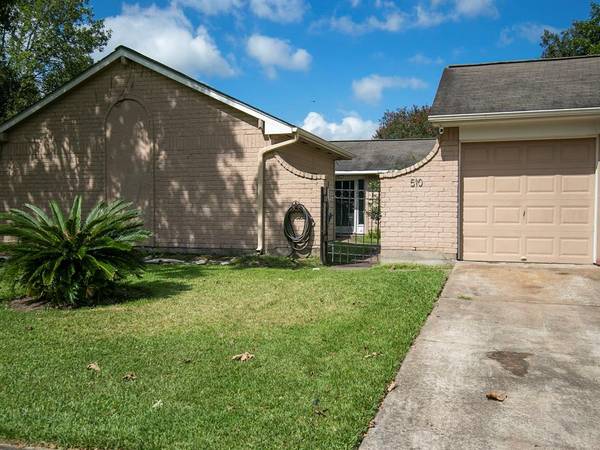 510 W Castle Harbour, Friendswood, TX 77546