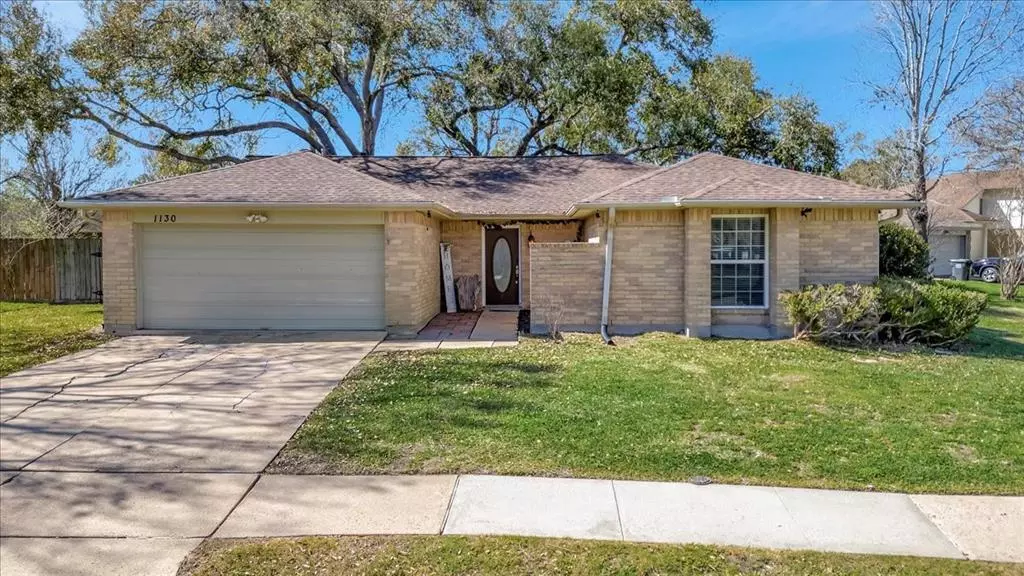 1130 W Belgravia DR, Pearland, TX 77584