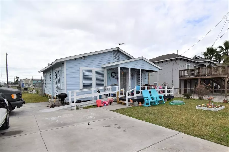 2221 Grover AVE, Galveston, TX 77551