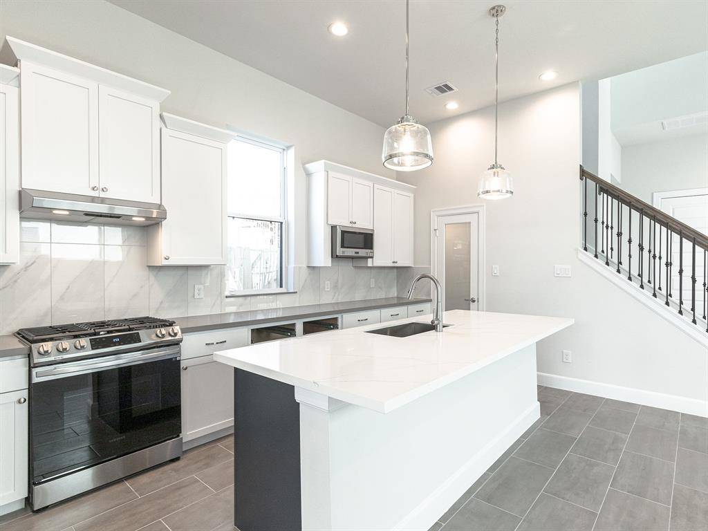 2708 Grand Fountains DR #B, Houston, TX 77054