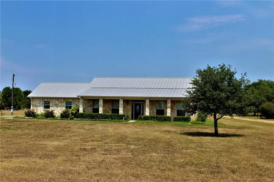 525 Muzny LN, La Grange, TX 78945