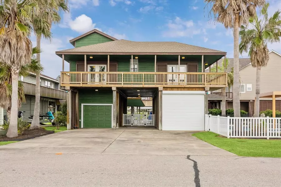 227 Kameha DR, Tiki Island, TX 77554