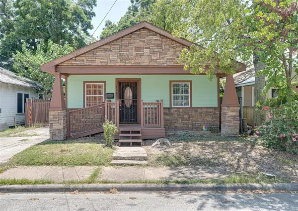 704 E 32 1/2 ST, Houston, TX 77022