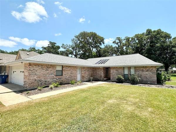 209 N Amherst DR, West Columbia, TX 77486