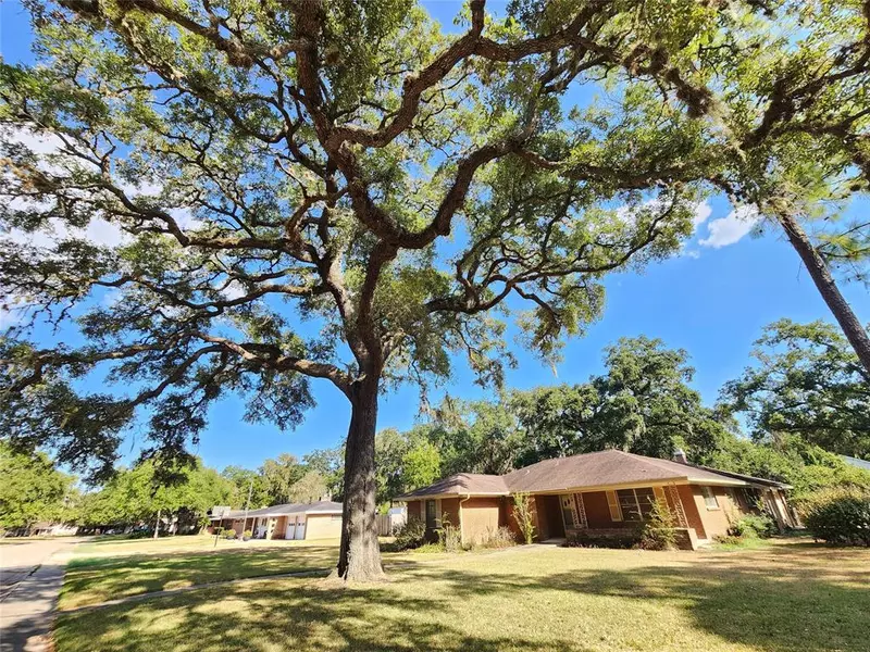 102 Blossom, Lake Jackson, TX 77566