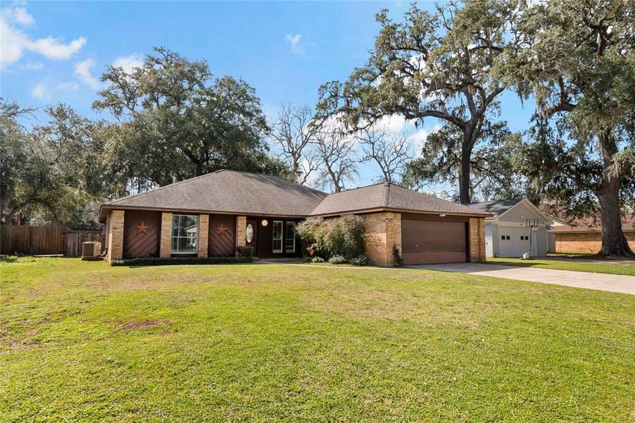 131 Spanish Moss LN, Lake Jackson, TX 77566