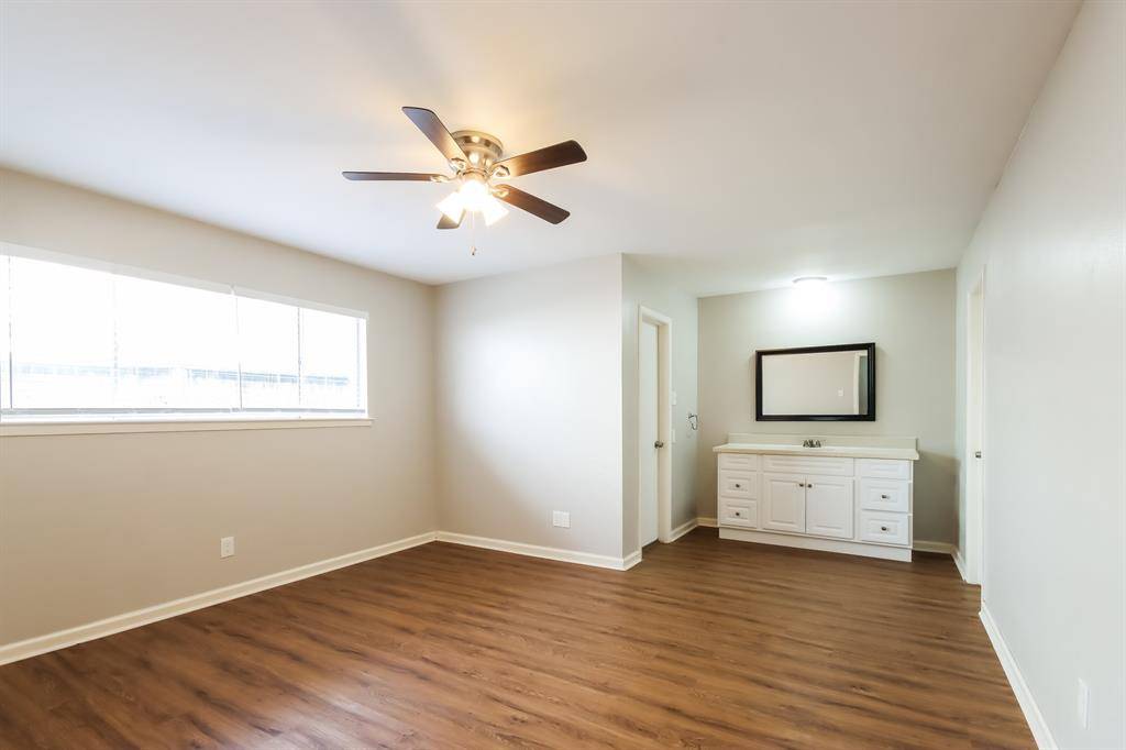 Houston, TX 77062,954 Neptune LN