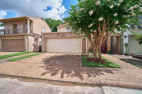 104 Phanturn LN, Bellaire, TX 77401