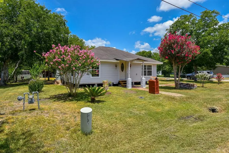 414 E Cedar ST, Edna, TX 77957