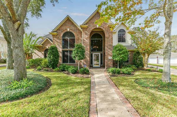 112 Eagle Lakes DR, Friendswood, TX 77546