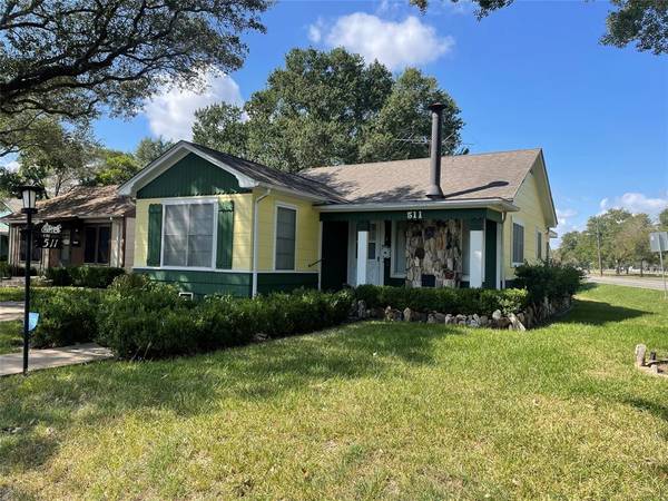 511 E Strand ST, El Campo, TX 77437